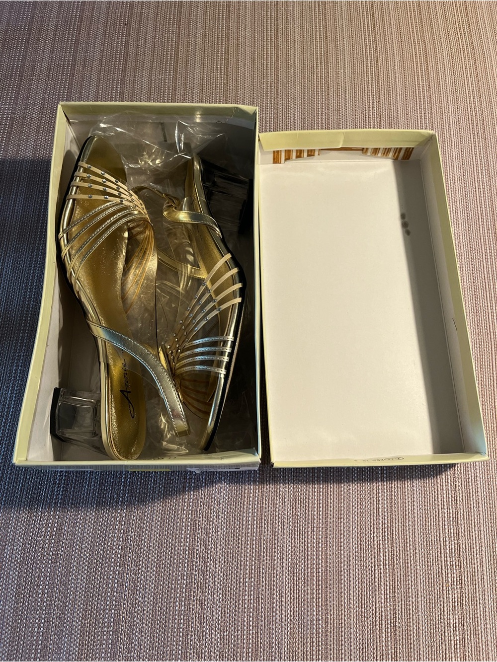NEW! Women’s Dressy Gold Strap Shoes Size 10 Narrow - Picture 11 of 11